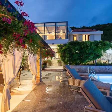 Krolo Villa&wine Villa *